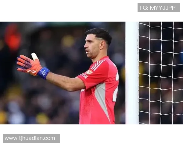 曼联球迷松一口气未引进马丁内斯频频失误引发争议